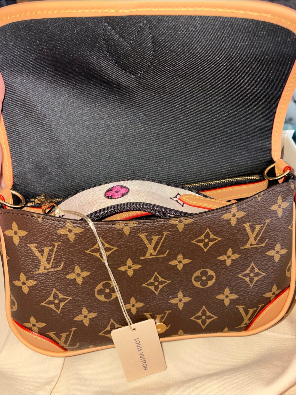 Louis Vuitton - Picture 3 of 7